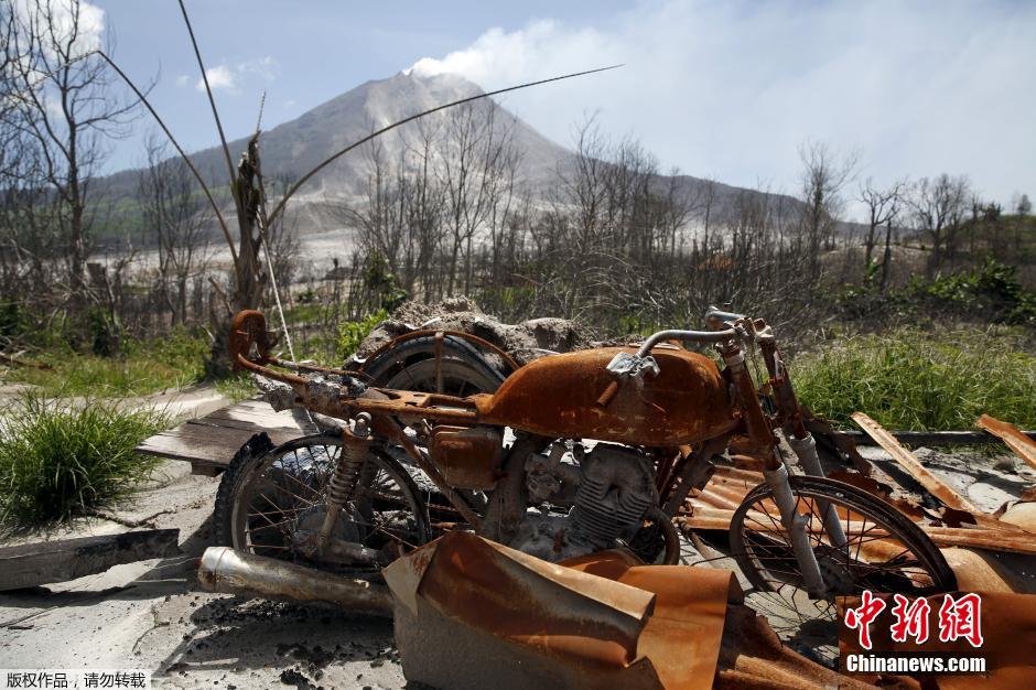 印尼火山持续喷发 周边村镇了无人烟