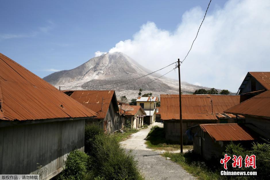 印尼火山持续喷发 周边村镇了无人烟