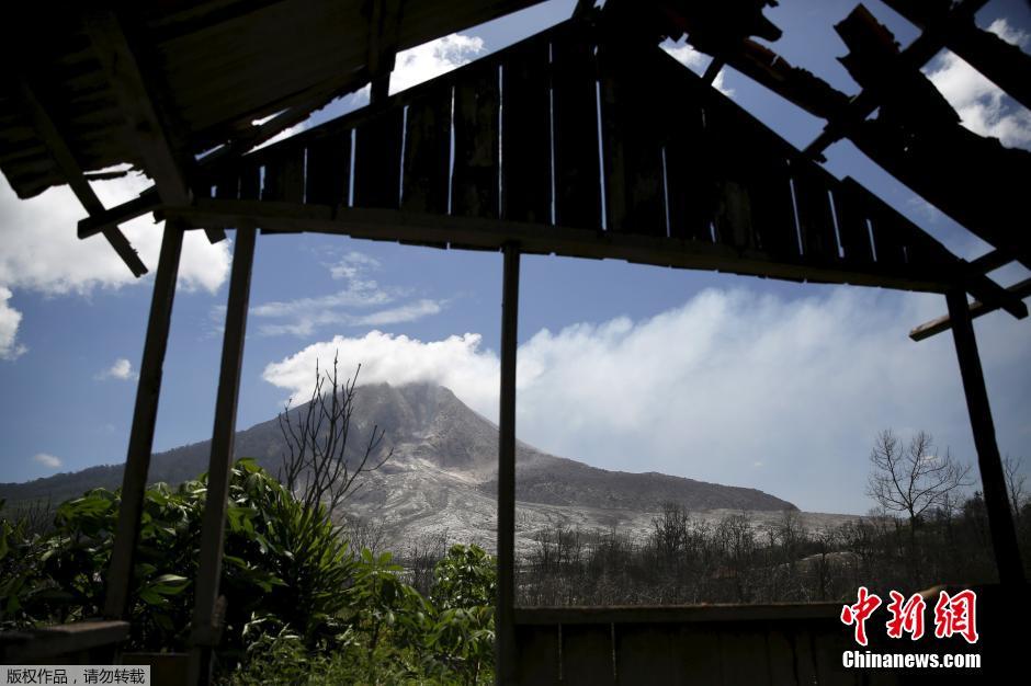 印尼火山持续喷发 周边村镇了无人烟