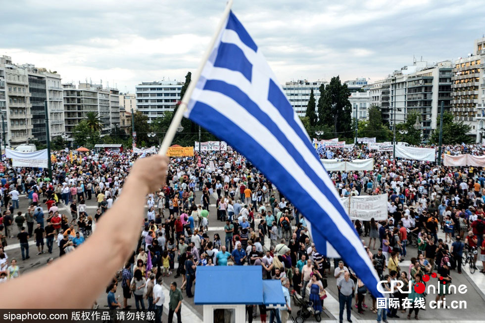 希腊左翼激进联盟党游行要求结束财政紧缩政策(组图)
