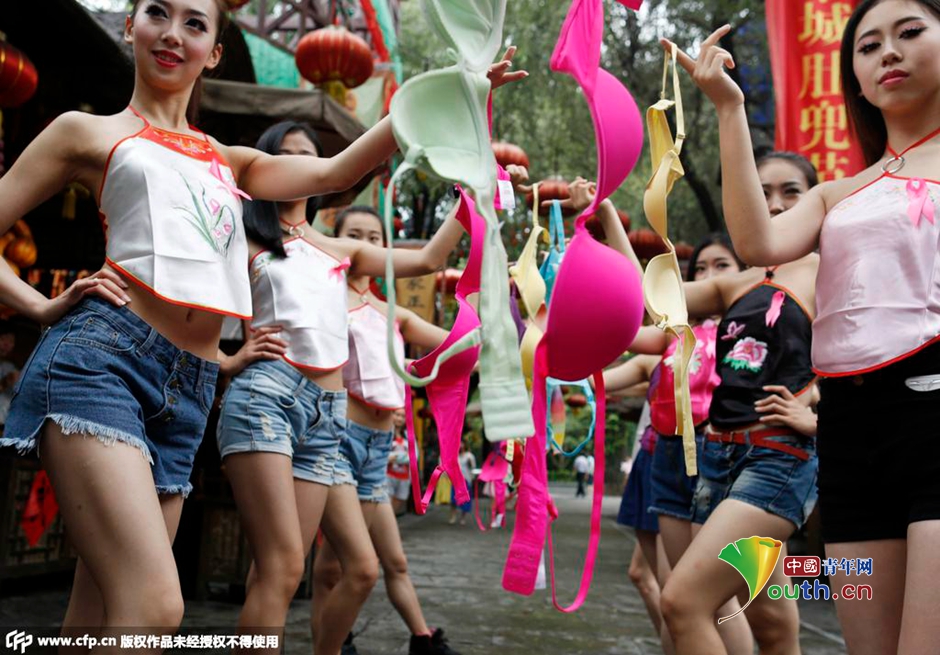 杭州：美女抛胸罩呼吁关注乳腺