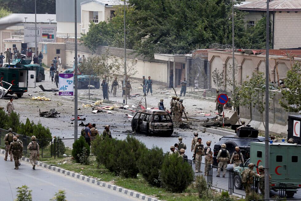 塔利班武装人员引爆炸弹 持枪冲入国会大厦