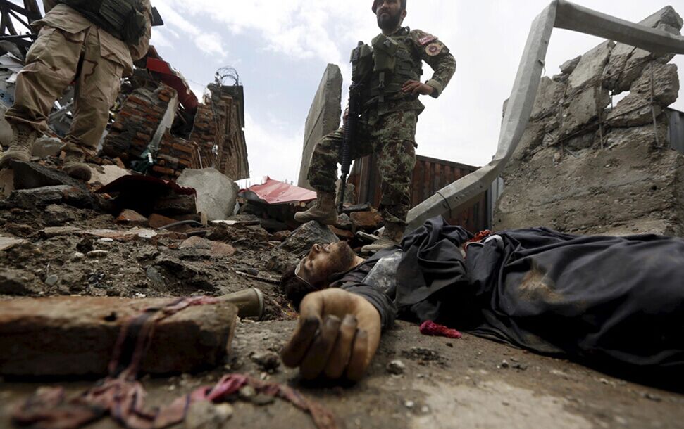 塔利班武装人员引爆炸弹 持枪冲入国会大厦