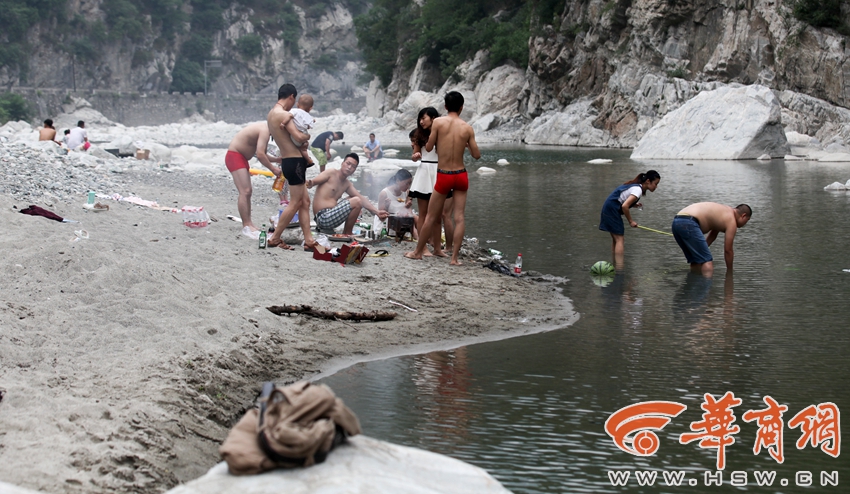 西安水源地：游客泡澡洗鞋烧烤