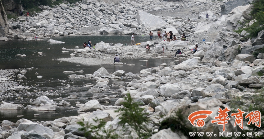 西安水源地：游客泡澡洗鞋烧烤