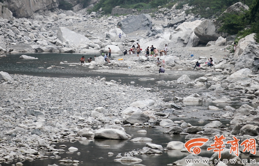 西安水源地：游客泡澡洗鞋烧烤