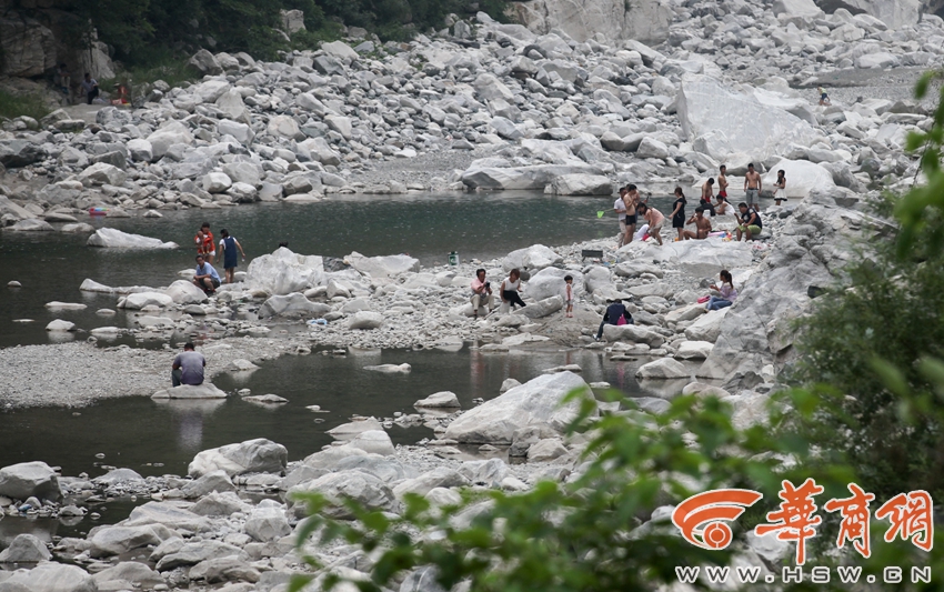 西安水源地：游客泡澡洗鞋烧烤