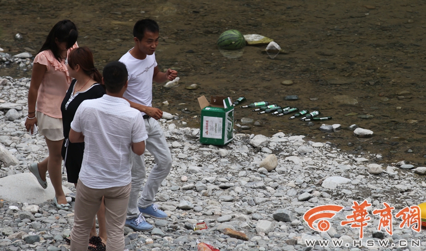 西安水源地：游客泡澡洗鞋烧烤