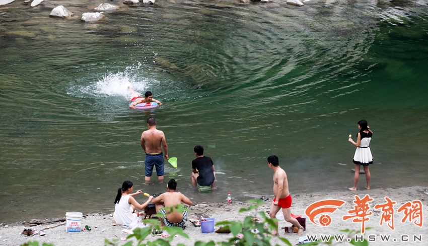 西安水源地：游客泡澡洗鞋烧烤
