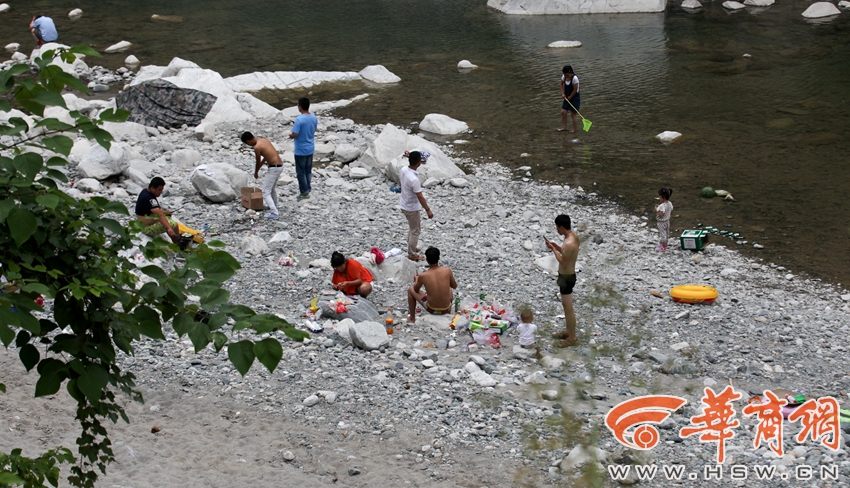 西安水源地：游客泡澡洗鞋烧烤