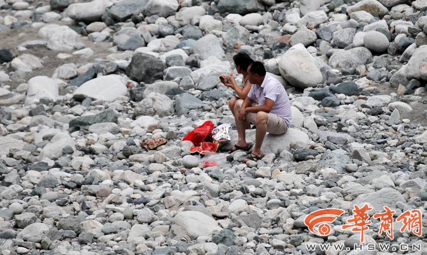 西安水源地：游客泡澡洗鞋烧烤