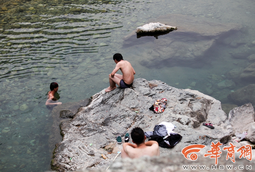 西安水源地：游客泡澡洗鞋烧烤
