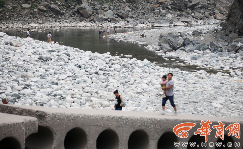 西安水源地：游客泡澡洗鞋烧烤