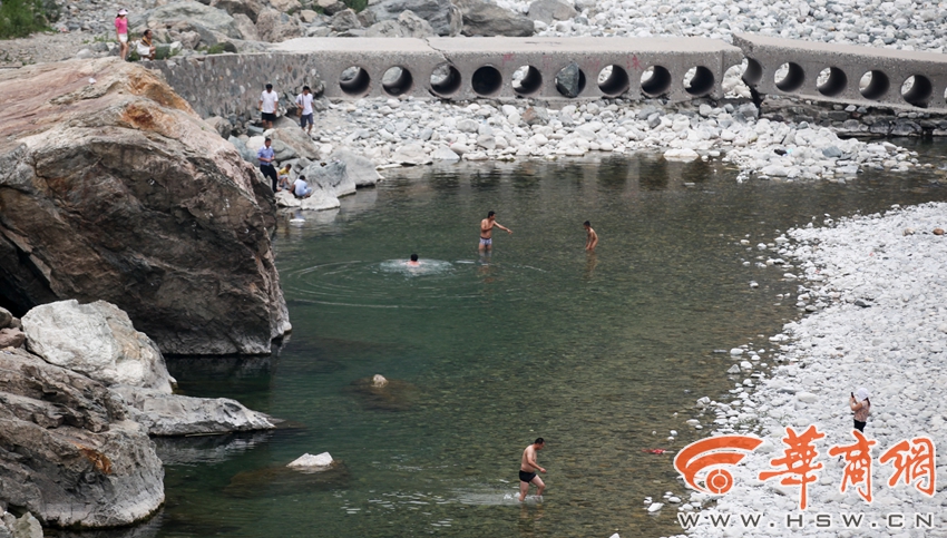 西安水源地：游客泡澡洗鞋烧烤