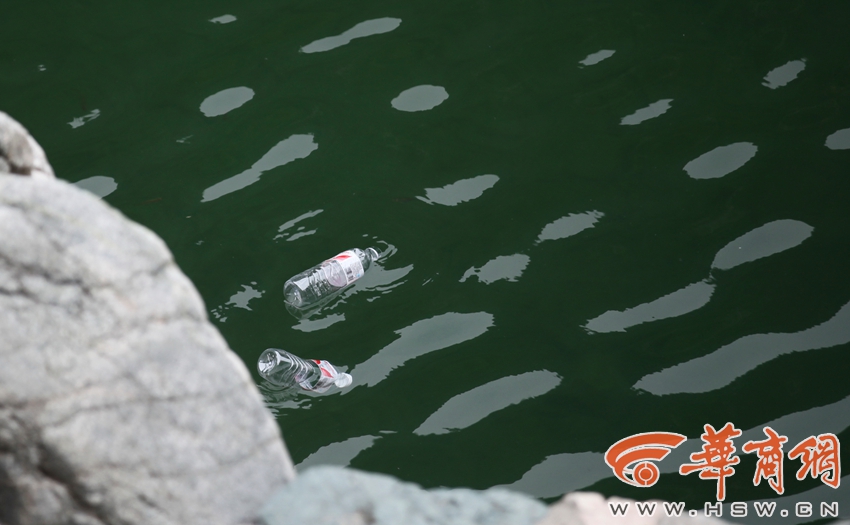 西安水源地：游客泡澡洗鞋烧烤