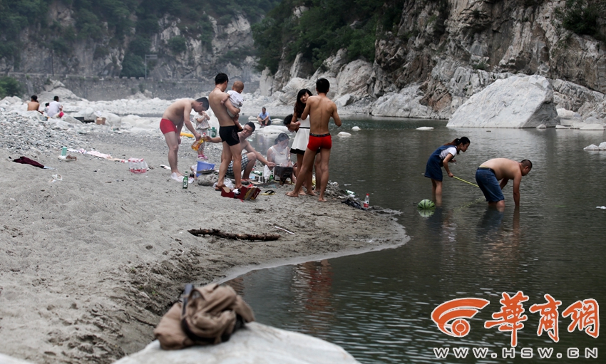 西安水源地：游客泡澡洗鞋烧烤