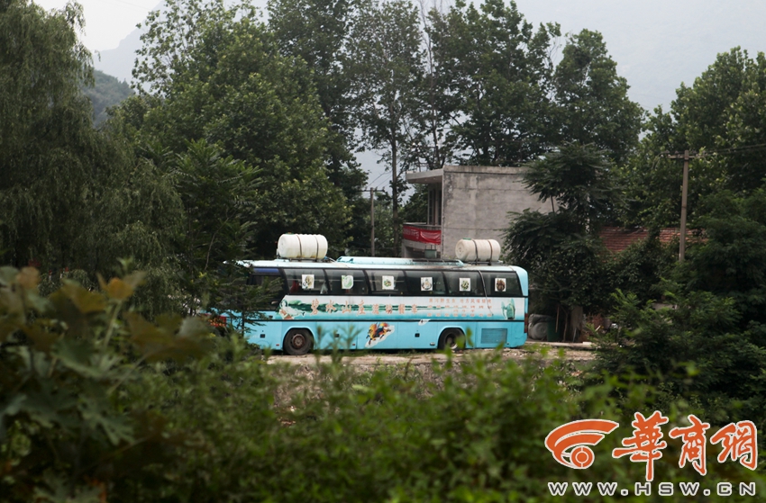 西安水源地：游客泡澡洗鞋烧烤