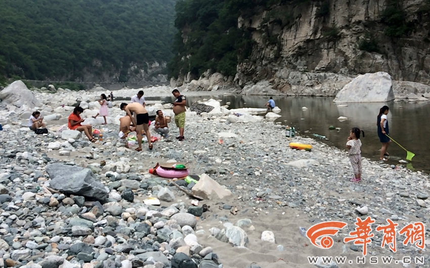西安水源地：游客泡澡洗鞋烧烤