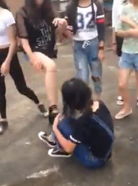 江西初中生围殴一女生 逼其脱衣合影