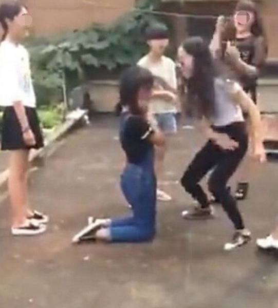 江西初中生围殴一女生 逼其脱衣合影
