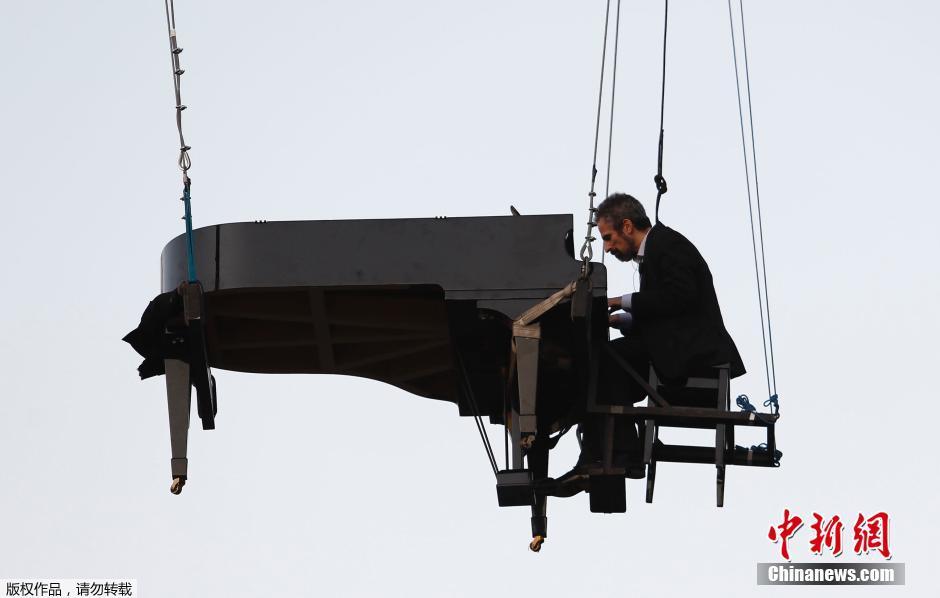 巴西艺术家悬吊半空弹钢琴