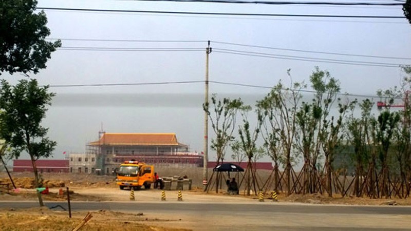 北京“阅兵村”内建天安门城楼模型