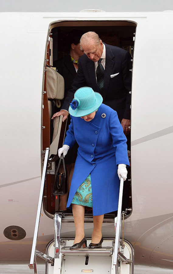 英国女王访德 乘豪车由摩托开路