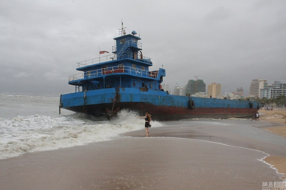 台风鲸鱼三亚肆虐 大船被刮上沙滩[1]