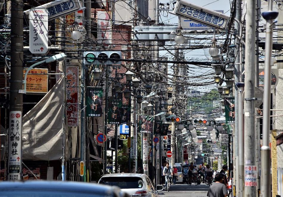 日本东京一街道电线“遮天蔽日”