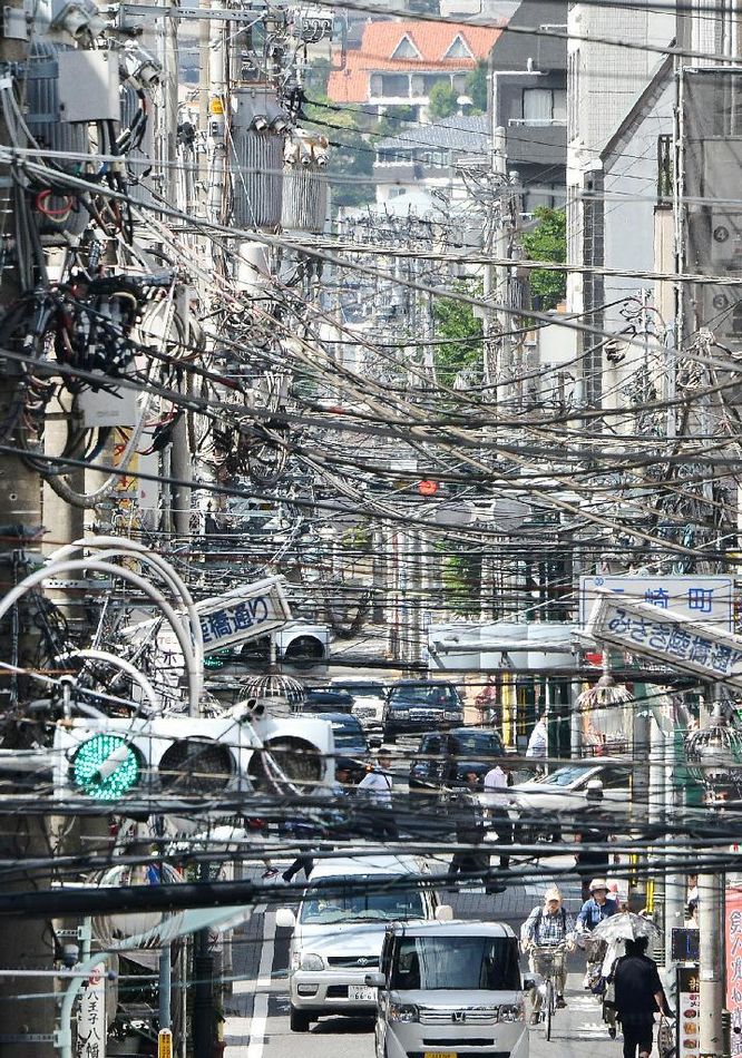 日本东京一街道电线“遮天蔽日”