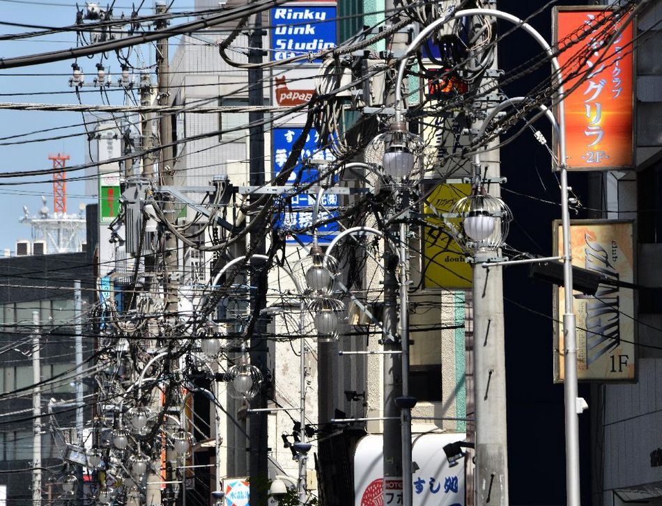 日本东京一街道电线“遮天蔽日”