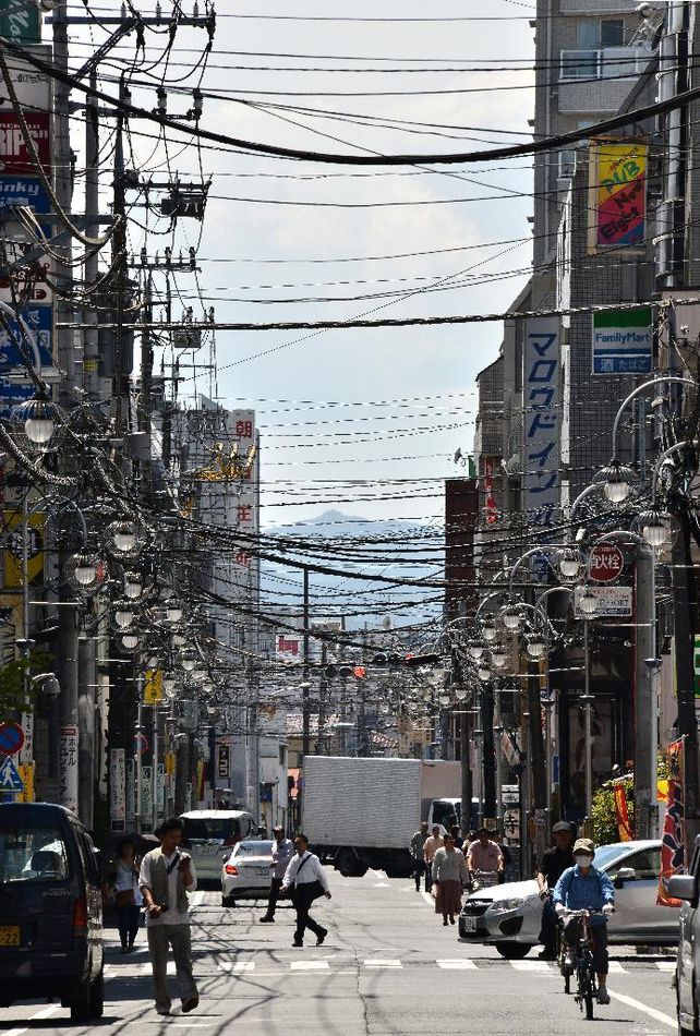 日本东京一街道电线“遮天蔽日”