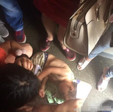 动车发车5分钟后因设备故障停驶 乘客砸窗透气