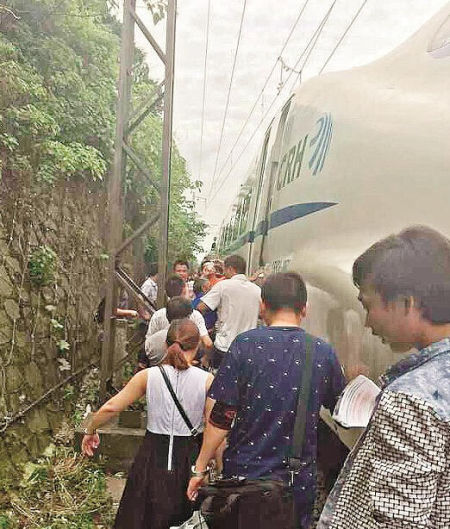 动车发车5分钟后因设备故障停驶 乘客砸窗透气