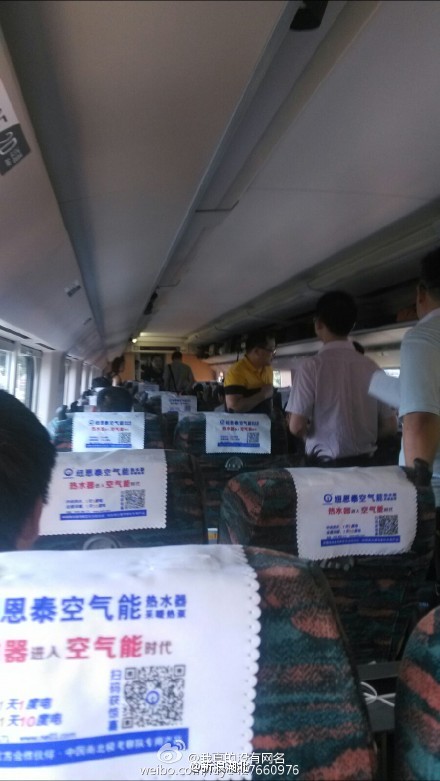 动车发车5分钟后因设备故障停驶 乘客砸窗透气