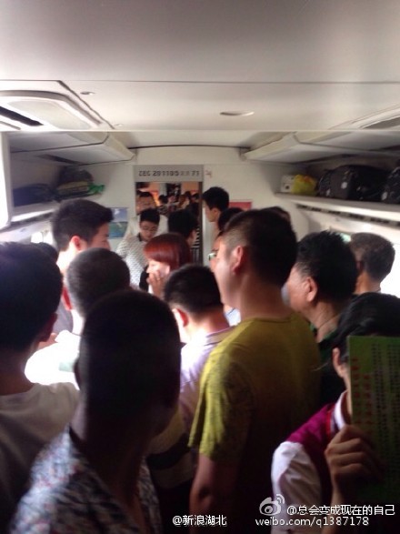 动车发车5分钟后因设备故障停驶 乘客砸窗透气
