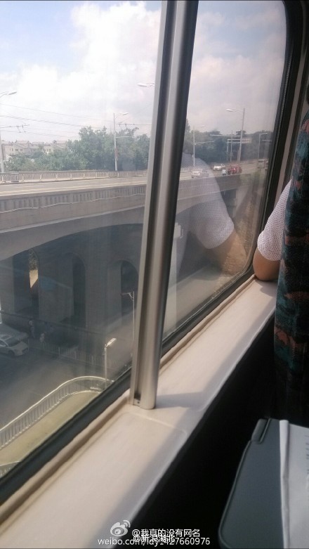 动车发车5分钟后因设备故障停驶 乘客砸窗透气