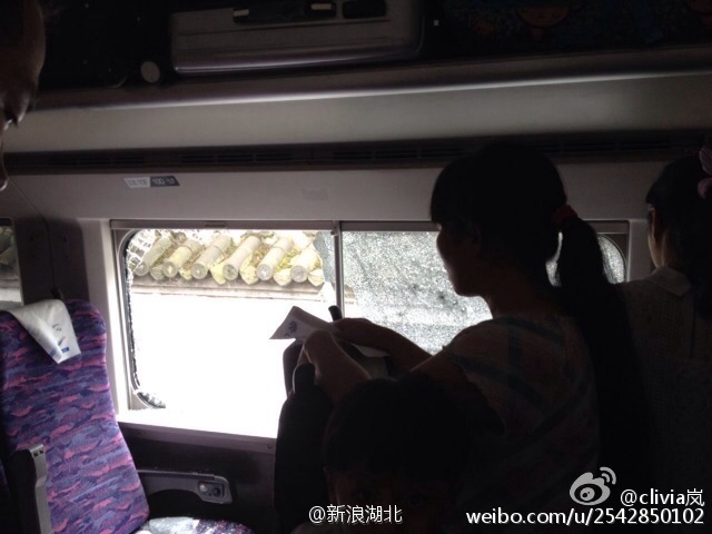 动车发车5分钟后因设备故障停驶 乘客砸窗透气