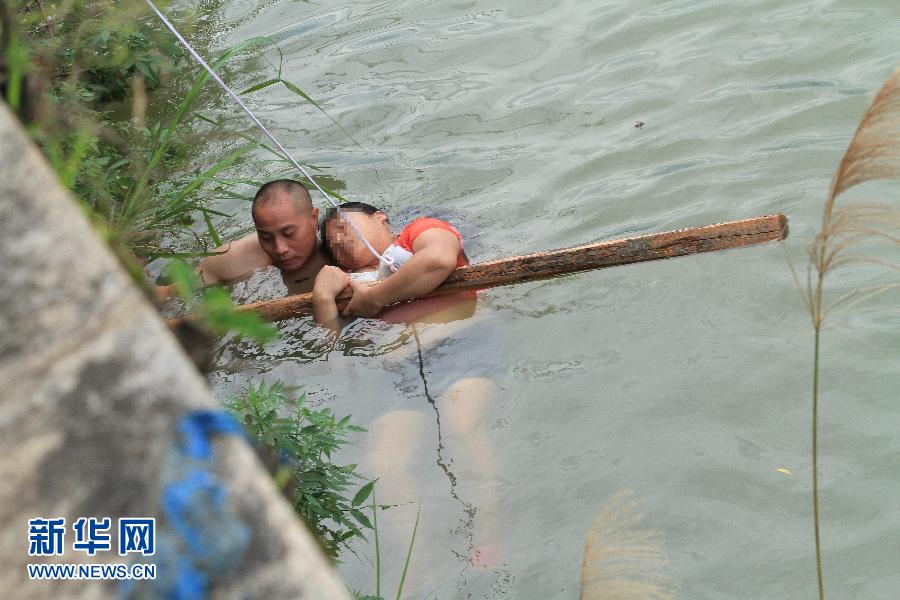 福建：消防员救出跳湖轻生女一幕