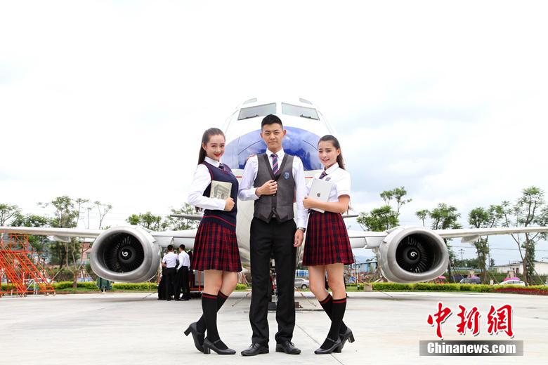 四川一学校发布国际范校服 打造中国最美校服