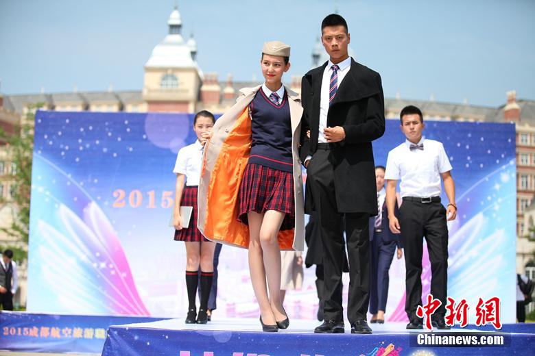 四川一学校发布国际范校服 打造中国最美校服