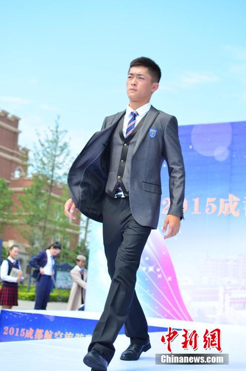 四川一学校发布国际范校服 打造中国最美校服