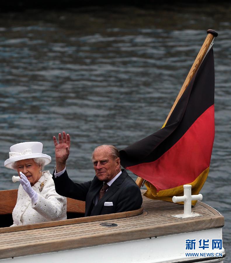 英国女王游柏林 与菲利普亲王乘船游河