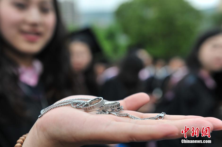 云南一大学赠送毕业生专属纯银戒指