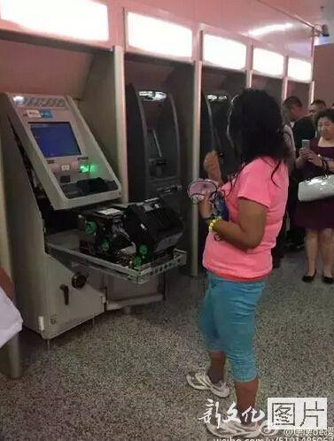 长春女子徒手拆提款机 疑有精神问题