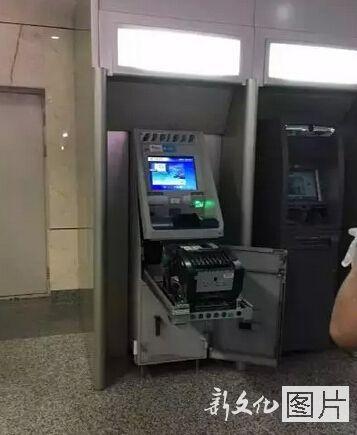 长春女子徒手拆提款机 疑有精神问题