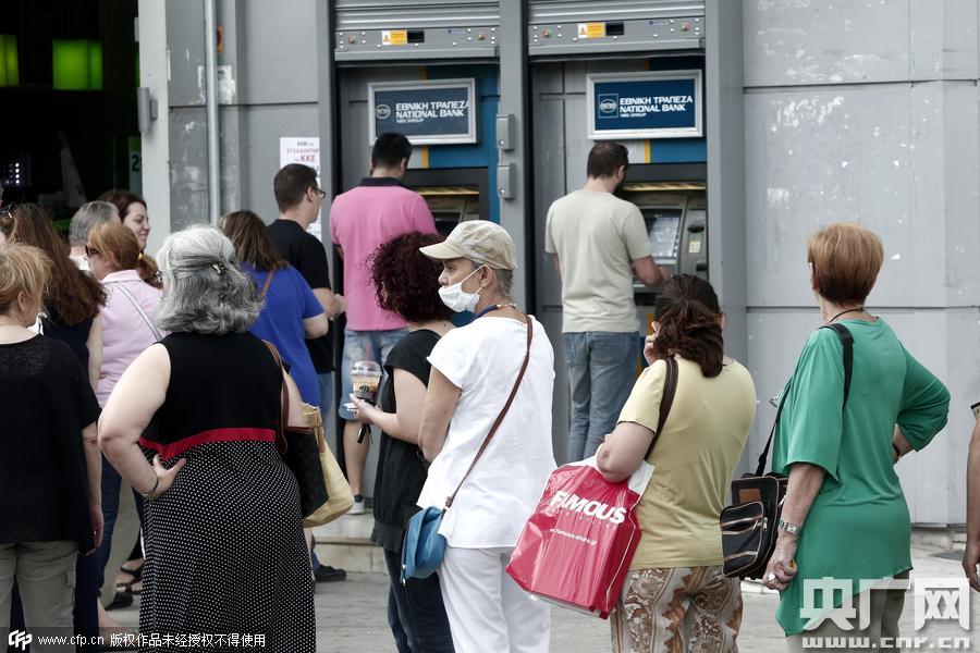 希腊举行债务公投 民众恐慌取款机排队提现