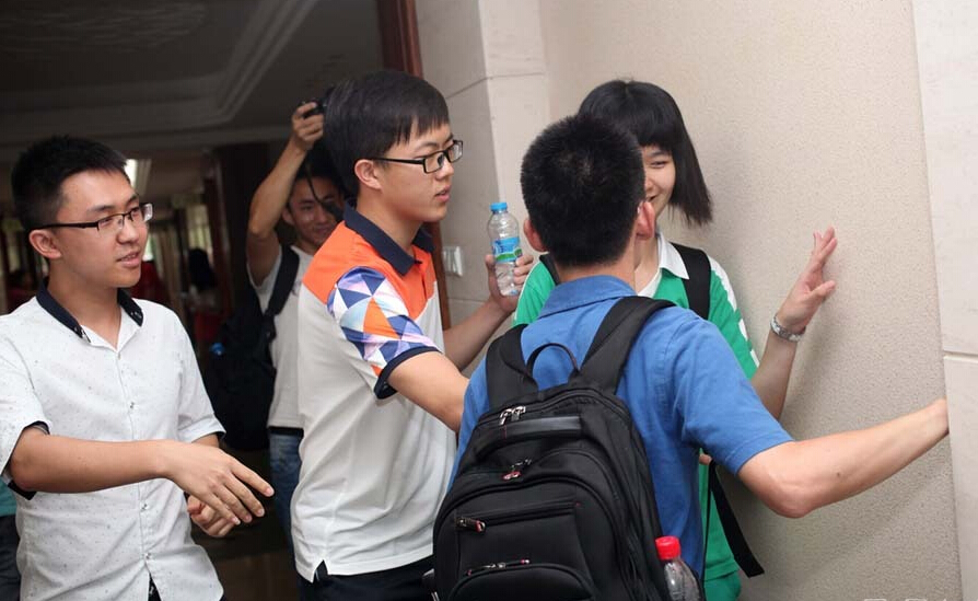 清华北大招生老师拉扯争抢高分考生