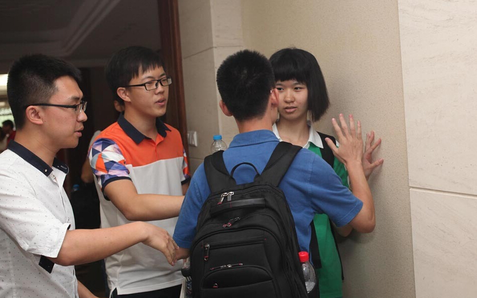 清华北大招生老师拉扯争抢高分考生