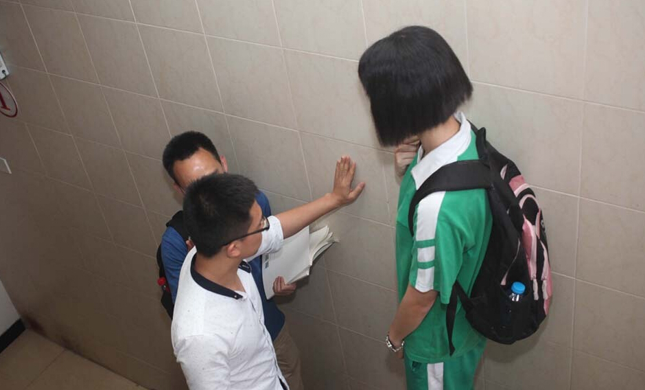 清华北大招生老师拉扯争抢高分考生
